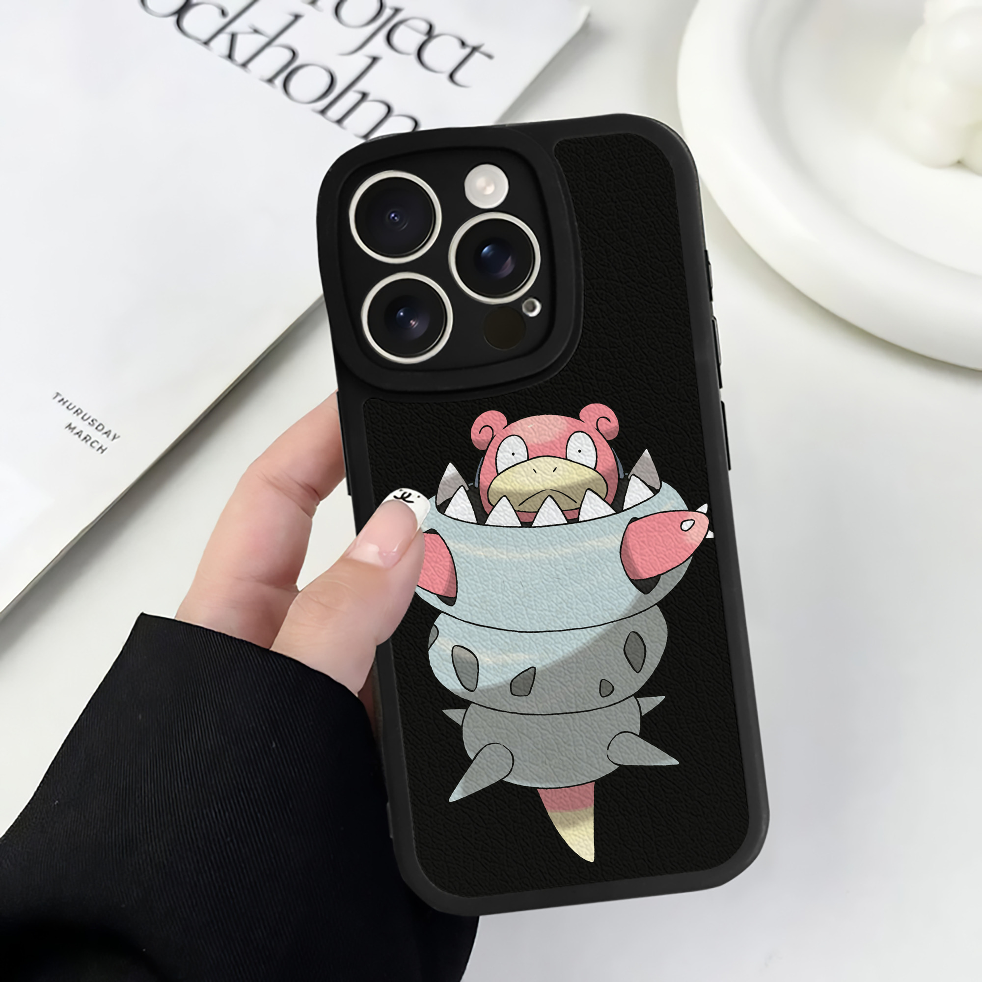 （画像用） ポケットモンスター Pokémon 【iPhone 16シリーズ対応】シリコンスマホケース（レザー調） 材質：シリコン
